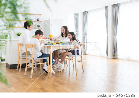 家族、キッチン、リビングダイニング、食卓イメージ 54571538