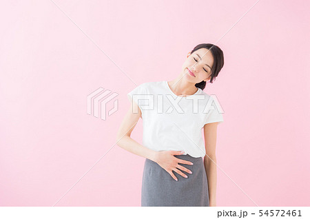ビジネス　20代女性（ピンク色背景） 54572461