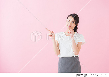 ビジネス 20代女性(ピンク色背景) ビジネス 20代女性(ピンク色背景) 54572697