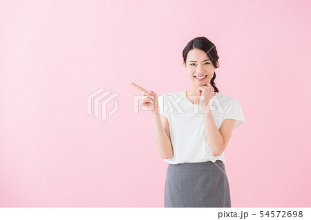 ビジネス　20代女性（ピンク色背景） 54572698