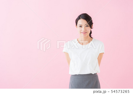 ビジネス　20代女性（ピンク色背景） 54573265