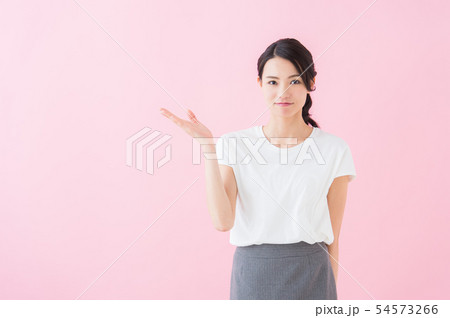 ビジネス　20代女性（ピンク色背景） 54573266