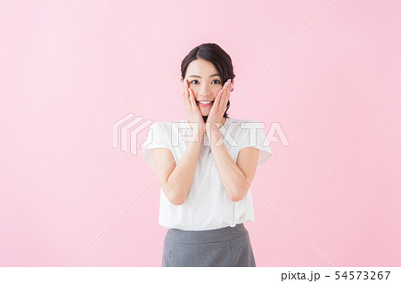 ビジネス　20代女性（ピンク色背景） 54573267