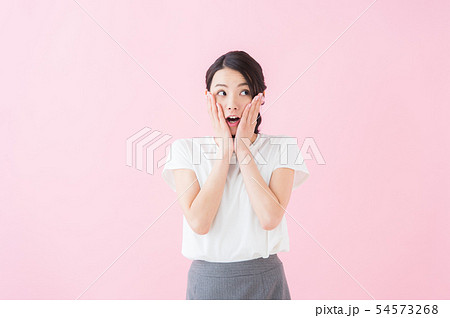 ビジネス　20代女性（ピンク色背景） 54573268
