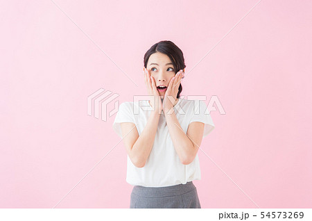 ビジネス　20代女性（ピンク色背景） 54573269