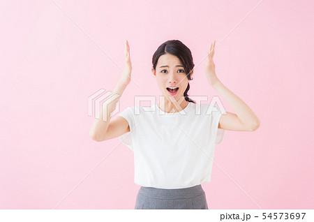 ビジネス 代女性 ピンク色背景 の写真素材