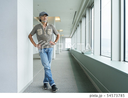 おしゃれなシニア男性　ポートレート 54573785