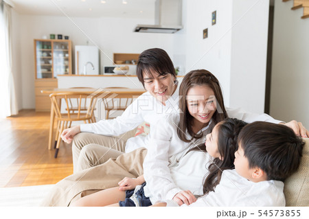 4人家族、親子、仲良し、家族団らん 4人家族、親子、仲良し、家族団らん 54573855