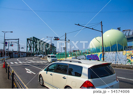 大阪市大正区から西区・岩崎橋と岩崎運河橋梁とガスタンク 54574006