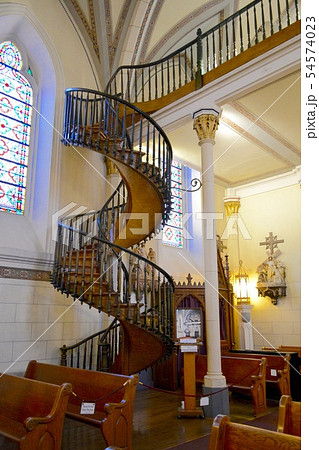 ロレットチャペル教会のらせん階段（サンタフェ）の写真素材 [54574023