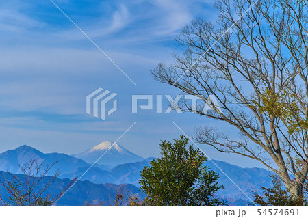 東京八王子市の秋の高尾山頂(大見晴園地)から南西側方面(富士山など) 東京八王子市の秋の高尾山頂(大見晴園地)から南西側方面(富士山など) 54574691