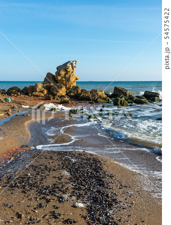 A scattering of large stones by the sea 54575422
