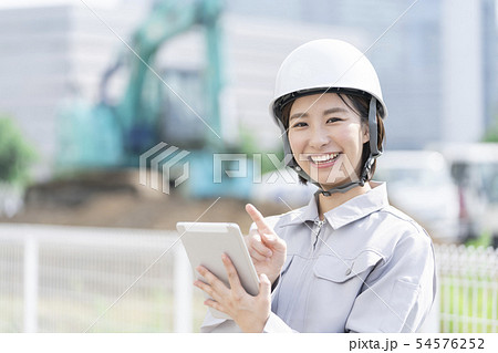 女性作業員 現場監督 作業服の写真素材