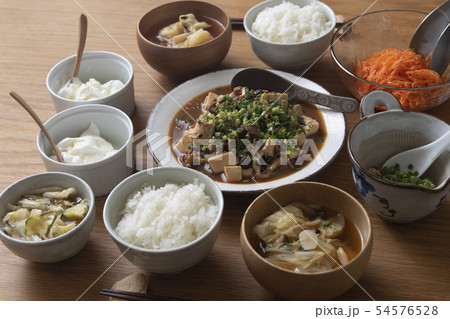 麻婆豆腐がメインの食卓 麻婆豆腐がメインの食卓 54576528