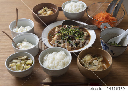 麻婆豆腐がメインの食卓 麻婆豆腐がメインの食卓 54576529