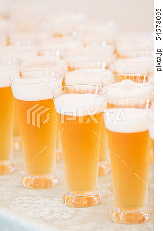 沢山並んだグラスビールの素材 54578095