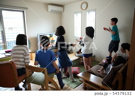 ゲームで遊ぶ子どもたち ゲームで遊ぶ子どもたち 54579132