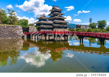 《長野県》松本城・白い雲と青い空 54579409