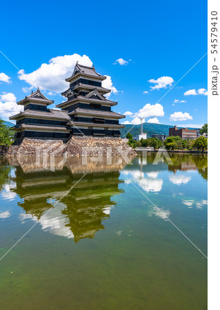 《長野県》松本城・白い雲と青い空 54579410