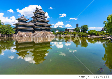 《長野県》松本城・白い雲と青い空 54579411