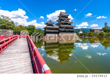 《長野県》松本城・白い雲と青い空 54579412