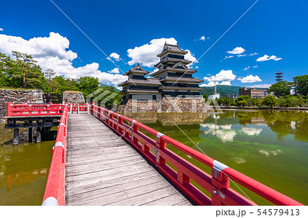 《長野県》松本城・白い雲と青い空 54579413