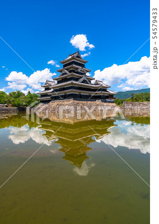 《長野県》松本城・白い雲と青い空 《長野県》松本城・白い雲と青い空 54579433