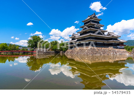 《長野県》松本城・白い雲と青い空 《長野県》松本城・白い雲と青い空 54579435