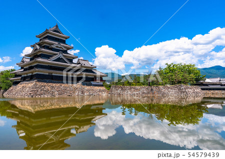 《長野県》松本城・白い雲と青い空 《長野県》松本城・白い雲と青い空 54579439