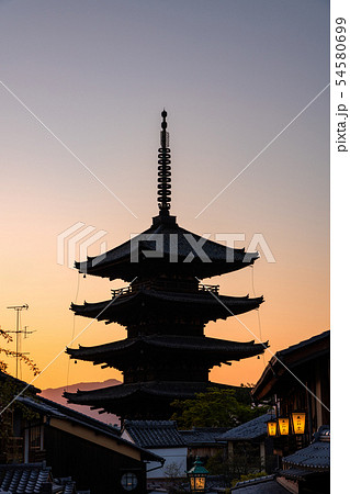 京都府》古都の夕暮れ・五重の塔の写真素材 [54580699] - PIXTA