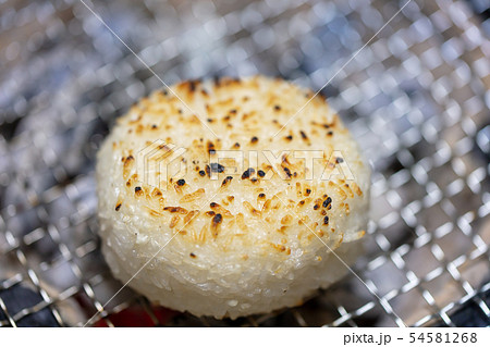 焼きおにぎり 焼きおむすび 焼おにぎり q q バーべキュー 七輪 炭 備長炭の写真素材