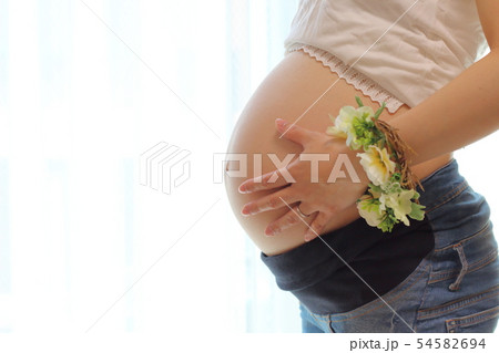 妊娠9カ月の妊婦 54582694