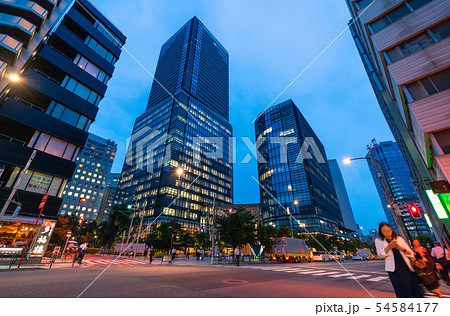 日本の東京都市景観　「淡路町二丁目」やワテラスなどを望む（歩きスマホで赤信号無視） 54584177