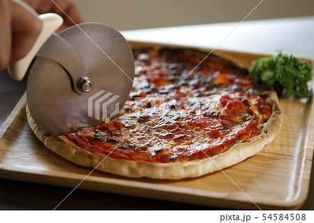ピザをカットする ピザをカットする 54584508