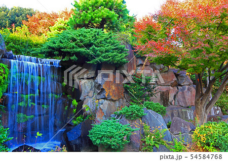 大師公園瀋秀園の園内を流れ落ちる滝 大師公園瀋秀園の園内を流れ落ちる滝 54584768