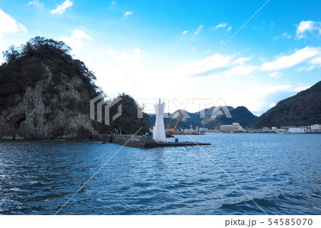 下田港　犬走島と西防波堤灯台 54585070