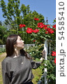 赤い花と女性 54585410