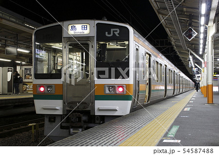 熱海駅に停車中の東海道本線211系電車(熱海⇔静岡-島田) 熱海駅に停車中の東海道本線211系電車(熱海⇔静岡-島田) 54587488