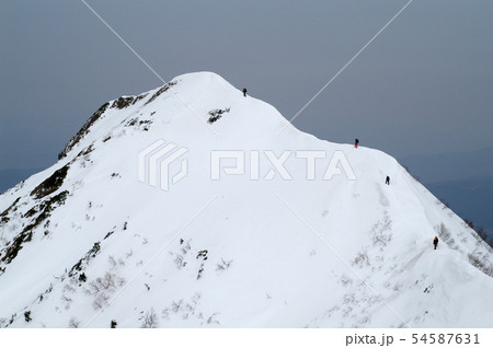 山頂に挑む人々 54587631