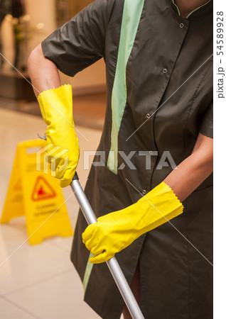 washing floor in shopping center 54589928