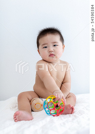 お座りする6ヵ月の赤ちゃん お座りする6ヵ月の赤ちゃん 54590384