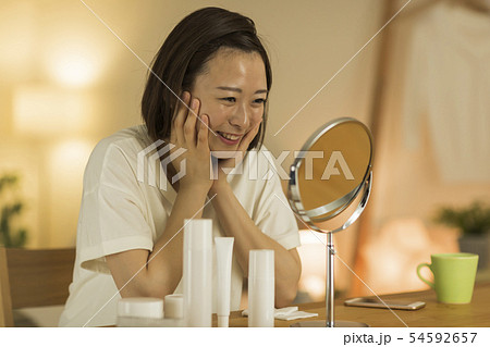 若い女性 スキンケア 若い女性 スキンケア 54592657