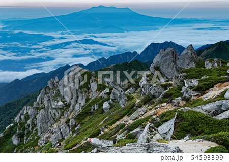 中央アルプス・空木岳から見る朝の御嶽 54593399