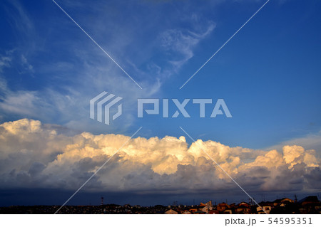 夕暮れの入道雲 54595351