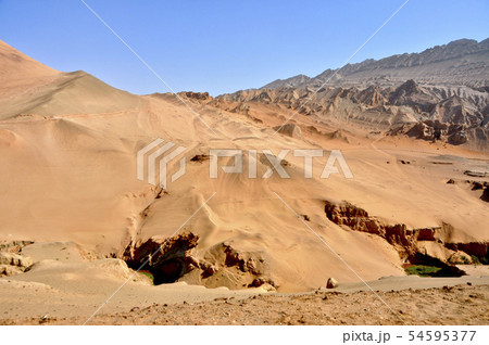 中国新疆ウイグル自治区　吐峪溝上流の岩山 54595377