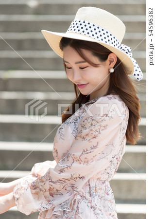 韓国人 若い女性 階段 54596382