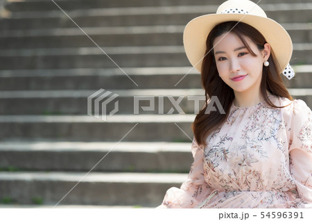 韓国人 若い女性 階段 54596391