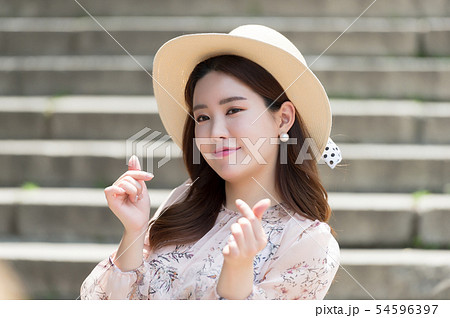 韓国人 若い女性 階段 54596397