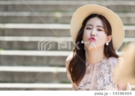韓国人 若い女性 階段 54596404