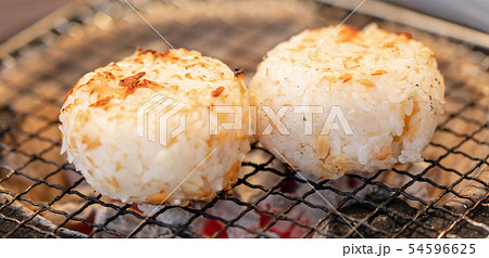 鮭焼きおにぎり 鮭焼きおむすび 鮭焼おにぎり q q バーべキュー 七輪 炭 備長炭 サケの写真素材